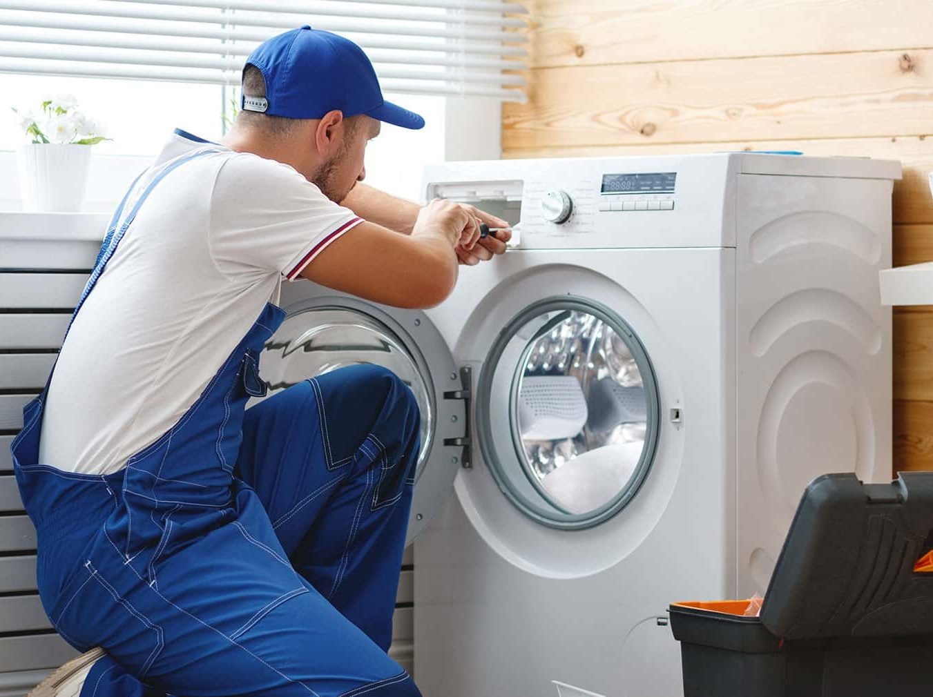 Técnico reparando electrodoméstico Bosch en Mozoncillo